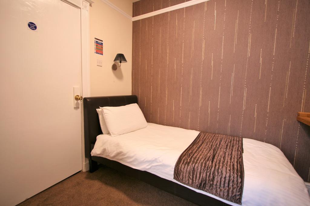 Central Hotel Cheltenham By Roomsbooked מראה חיצוני תמונה