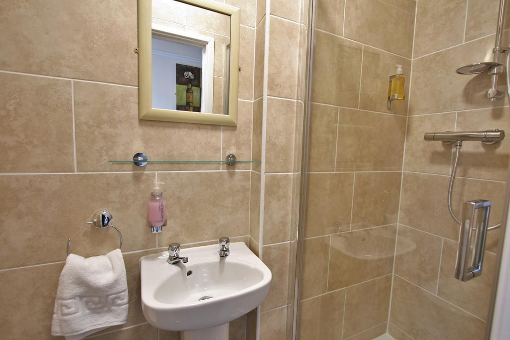 Central Hotel Cheltenham By Roomsbooked מראה חיצוני תמונה
