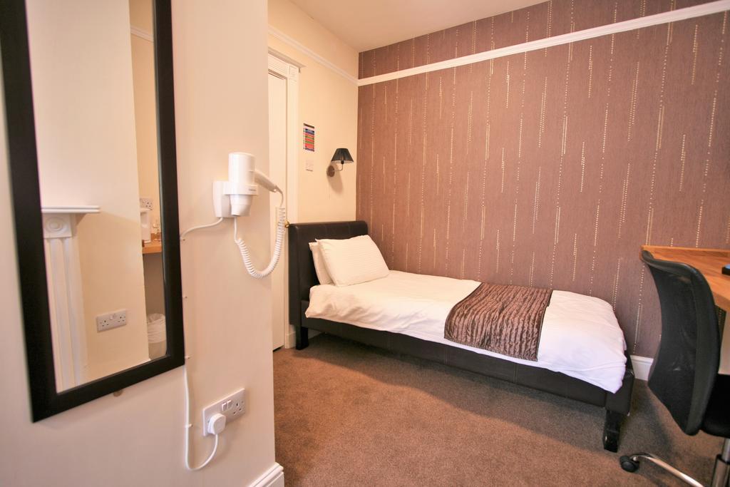 Central Hotel Cheltenham By Roomsbooked מראה חיצוני תמונה